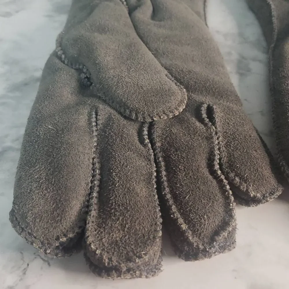 Gray Gloves‎